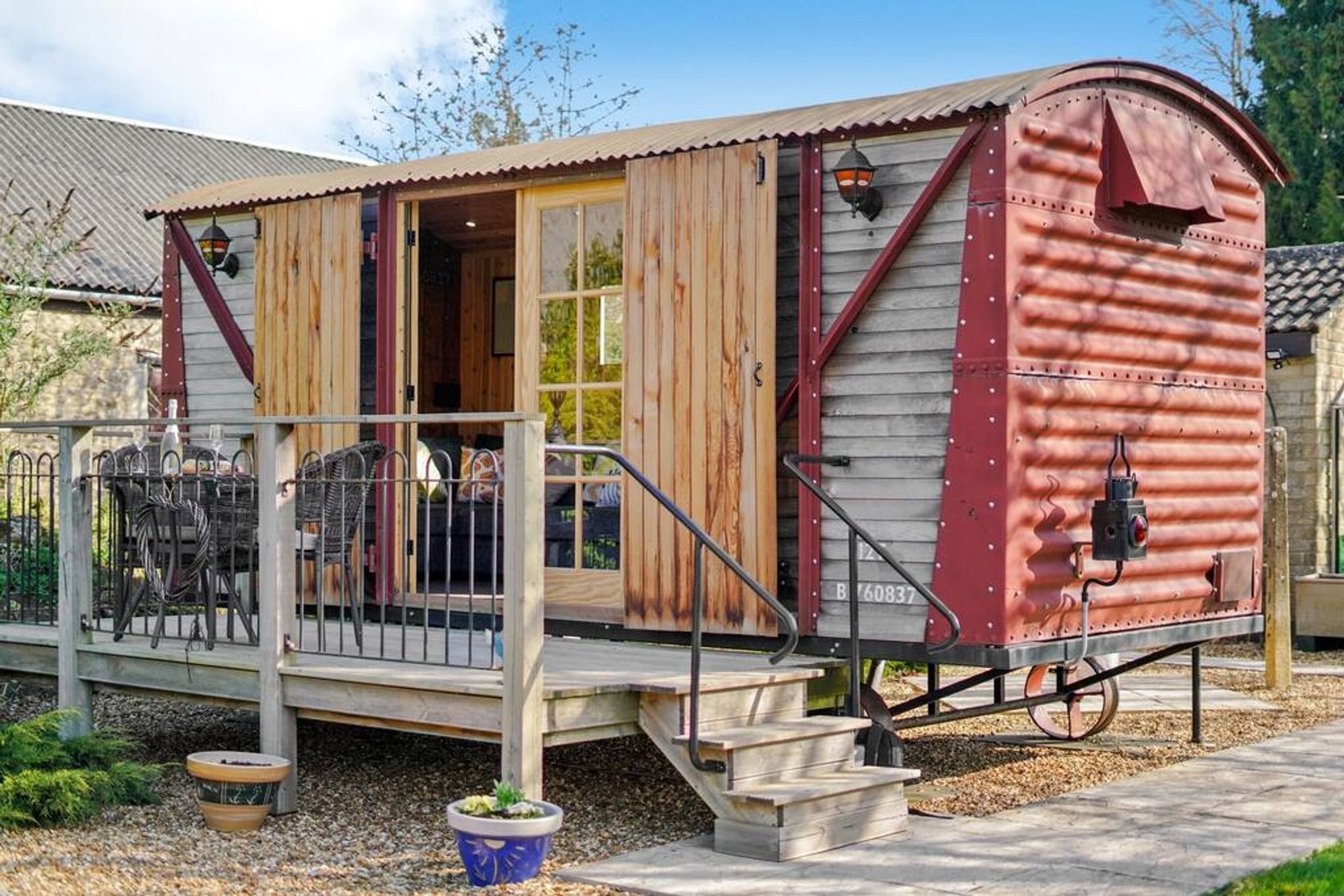 The Railway View, Unique Cotswolds Glamping Shepard's Hut