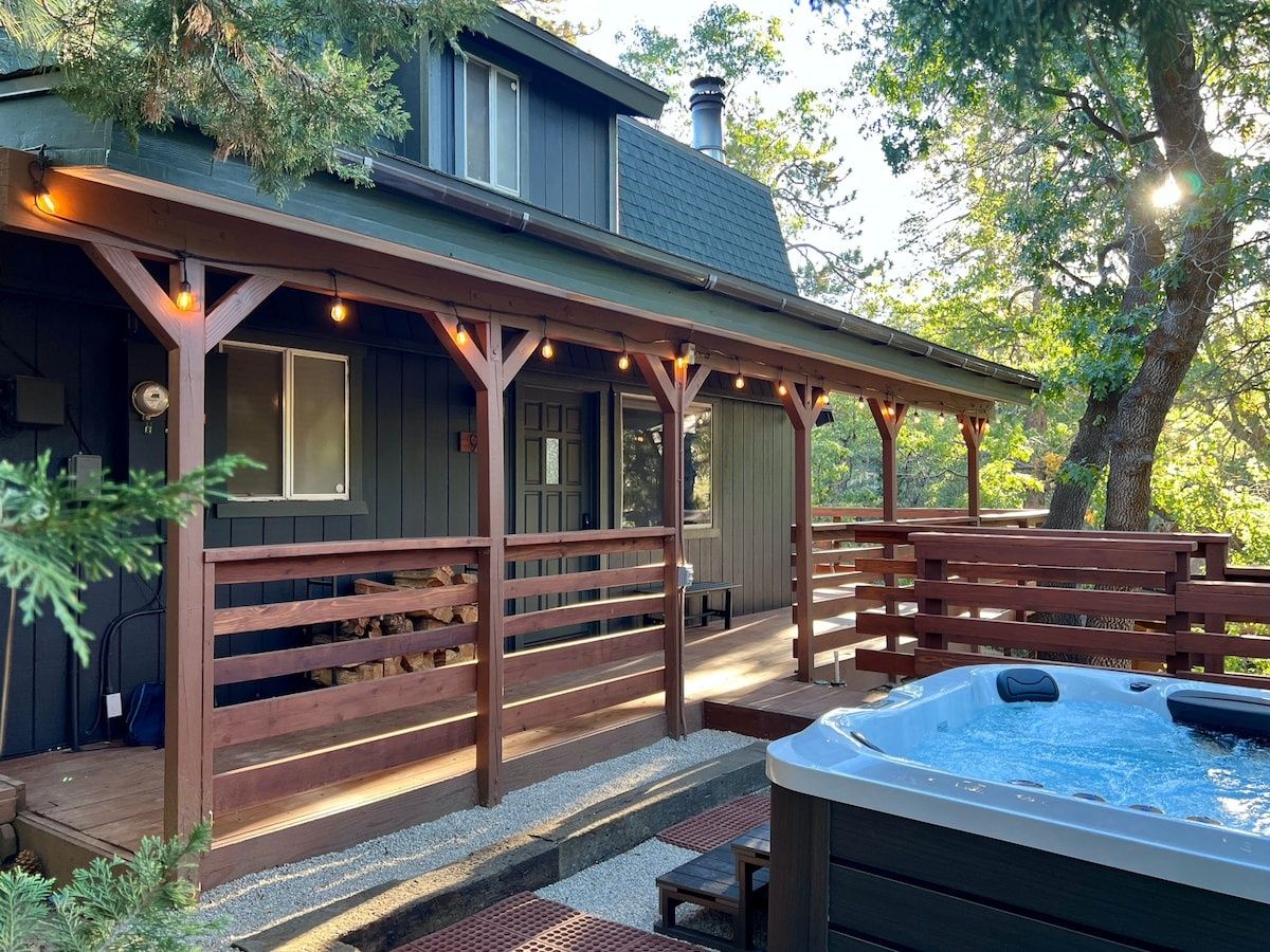 Stylish Pine Peak Retreat | EV Charger | Hot Tub
