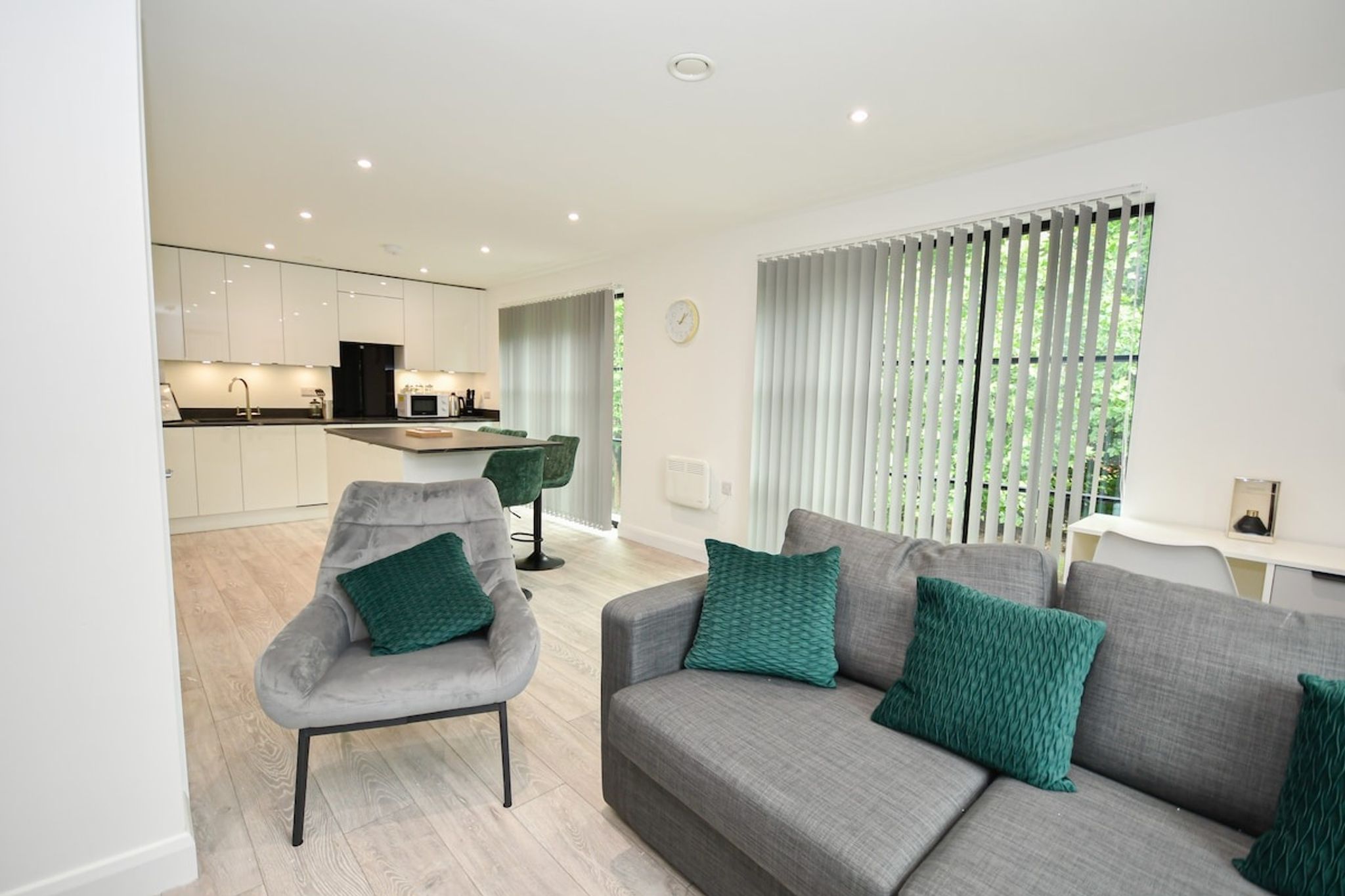 Modern 3BR/2BA w/ Free Parking | Manchester M4