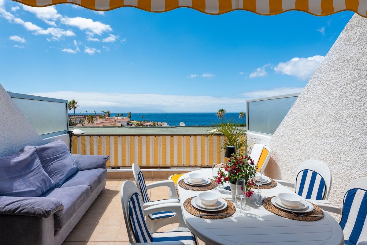 Bright 1BR Apartment with Ocean Views & Pool