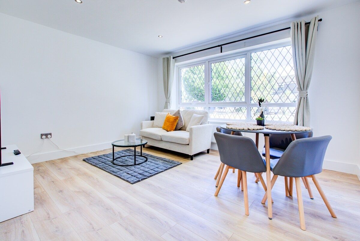 Superb 4 Bed House with Driveway and Garden