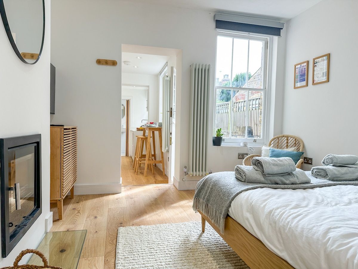 Camellia Studio | City Centre | Private Parking