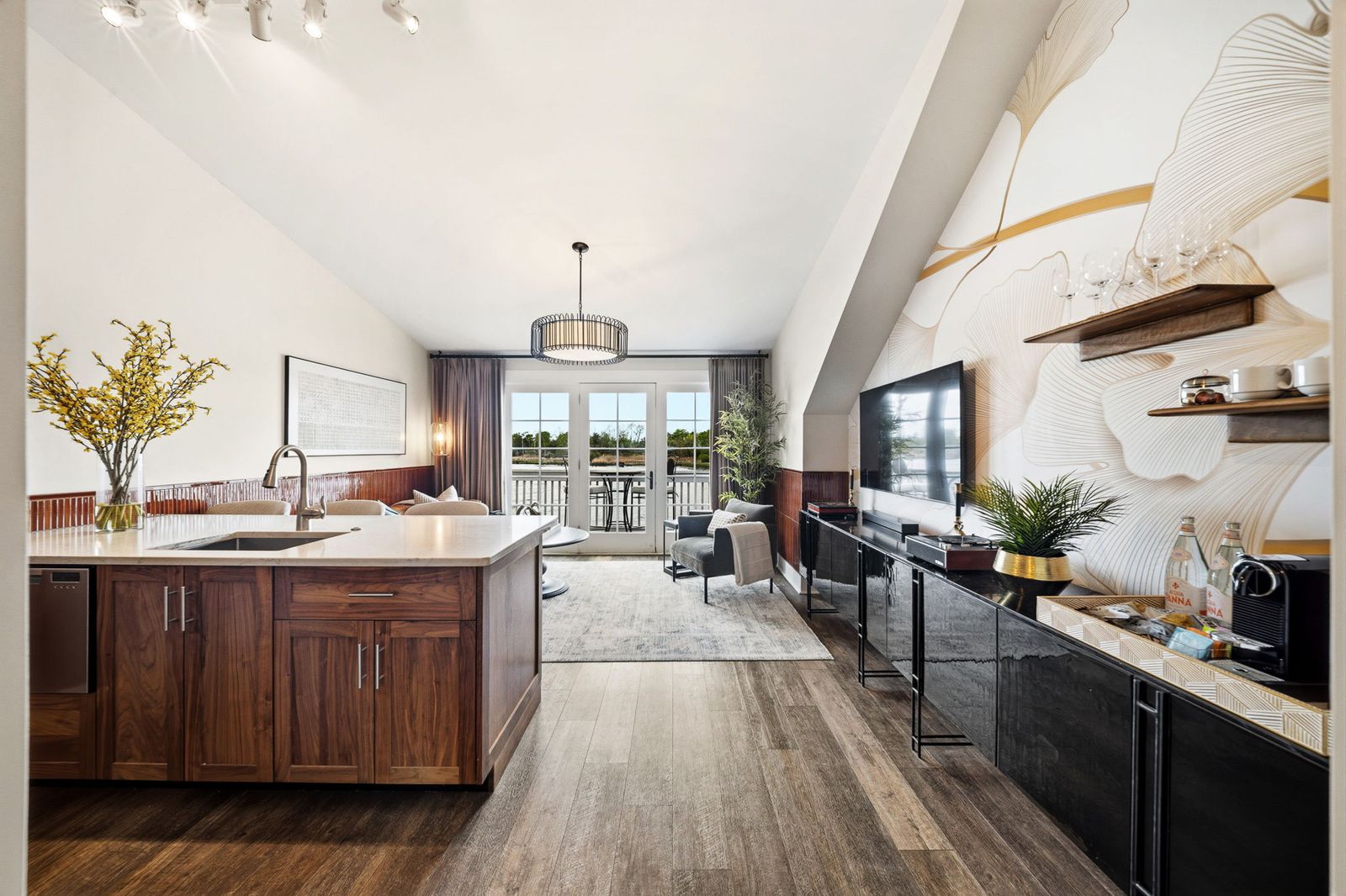 The Lantern Loft - Luxury Riverfront Downtown