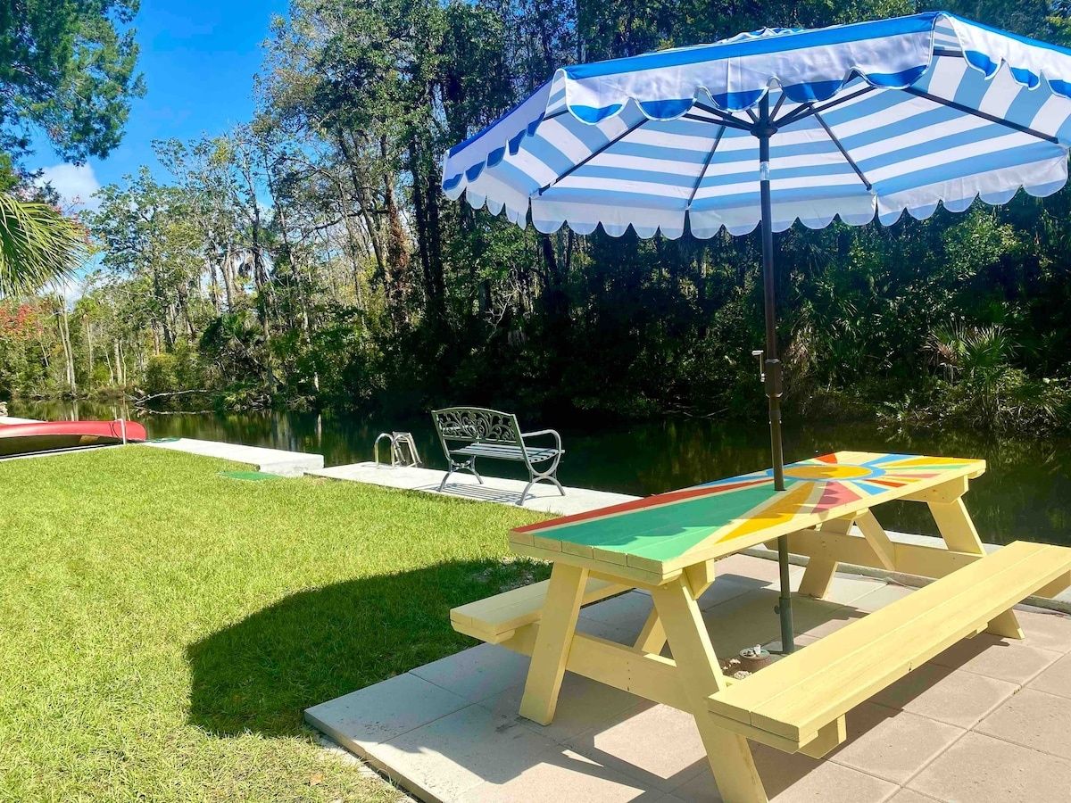 Retro Retreat-kayaks for 6/boatslip/poles/grill