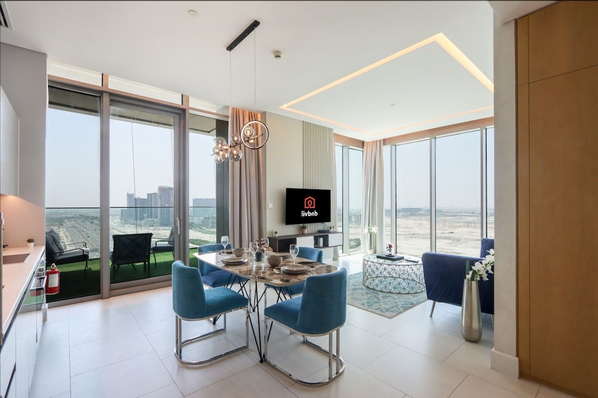 Livbnb - Upscale 1B w/ Rooftop Pool and City Views