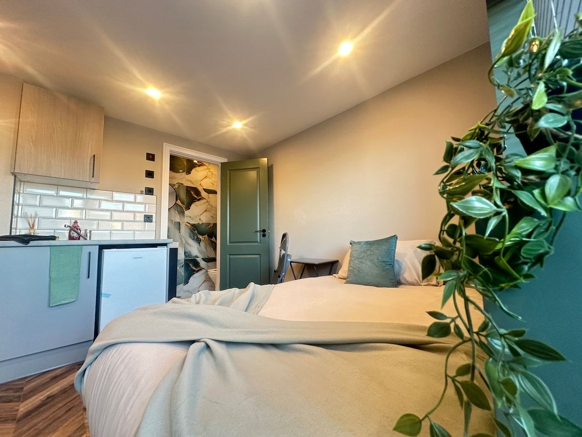 4 Modern NEW Mini En-suite Studio Parking, Garden