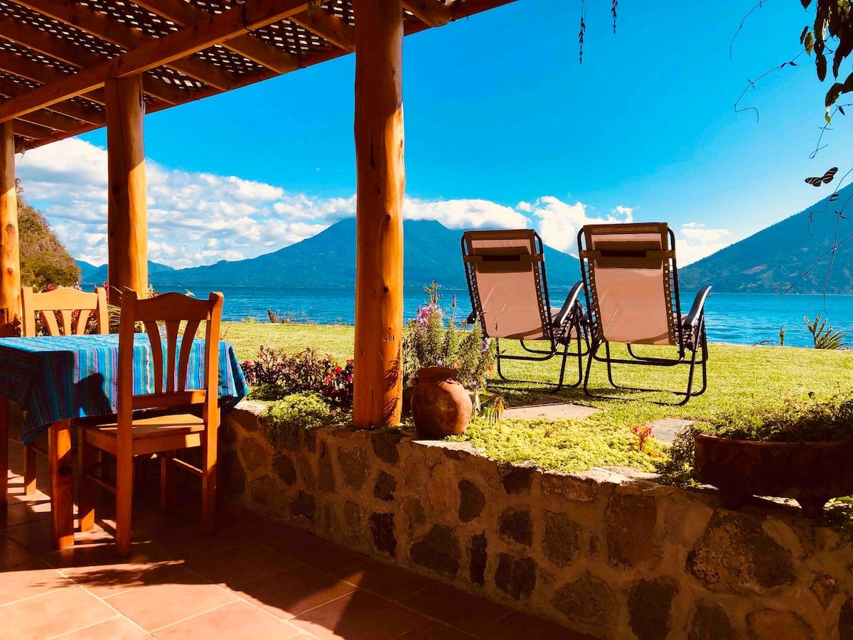 Chic Lakefront Retreat: Casa Mariposa Atitlán