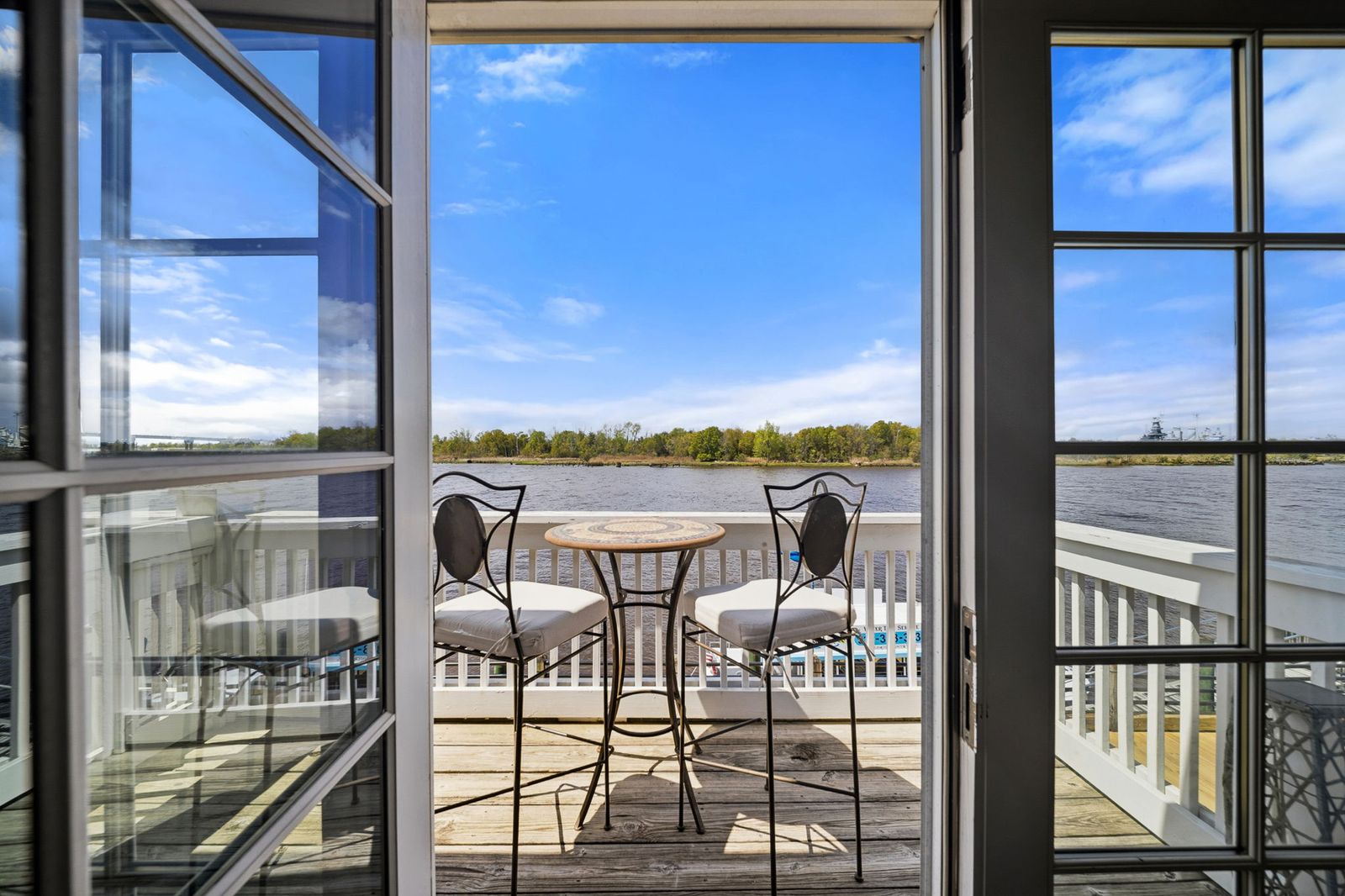 The Lantern Loft - Luxury Riverfront Downtown