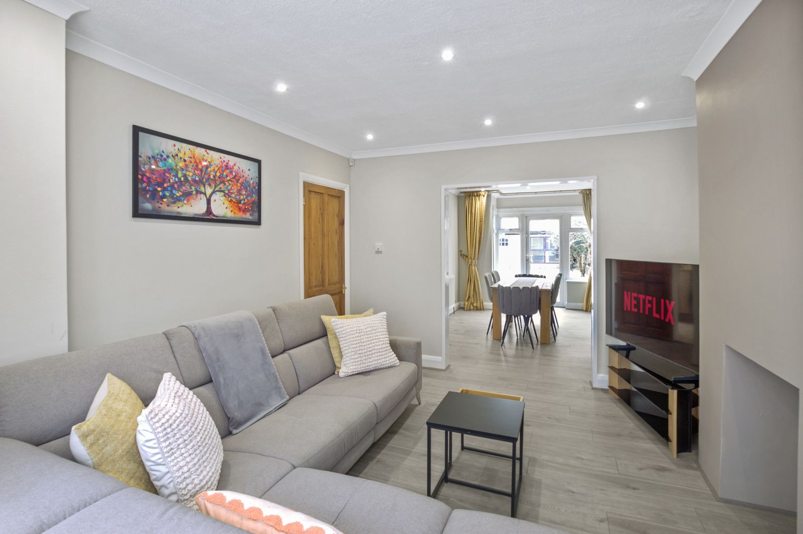 Bright 3-Bed House in Watford Near London Links & Studios