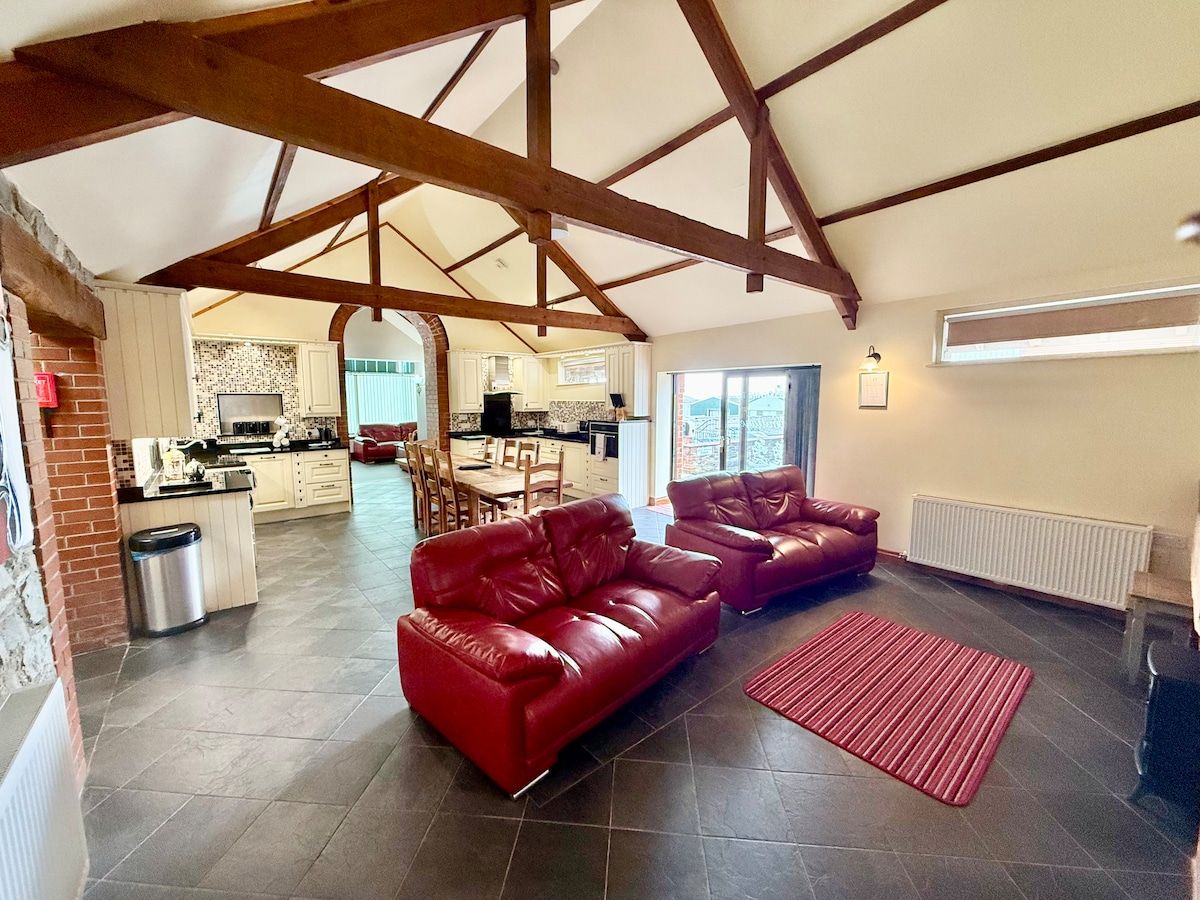 3 Bedrooms,3.5 Bathrooms,2 lounges, luxury kitchen