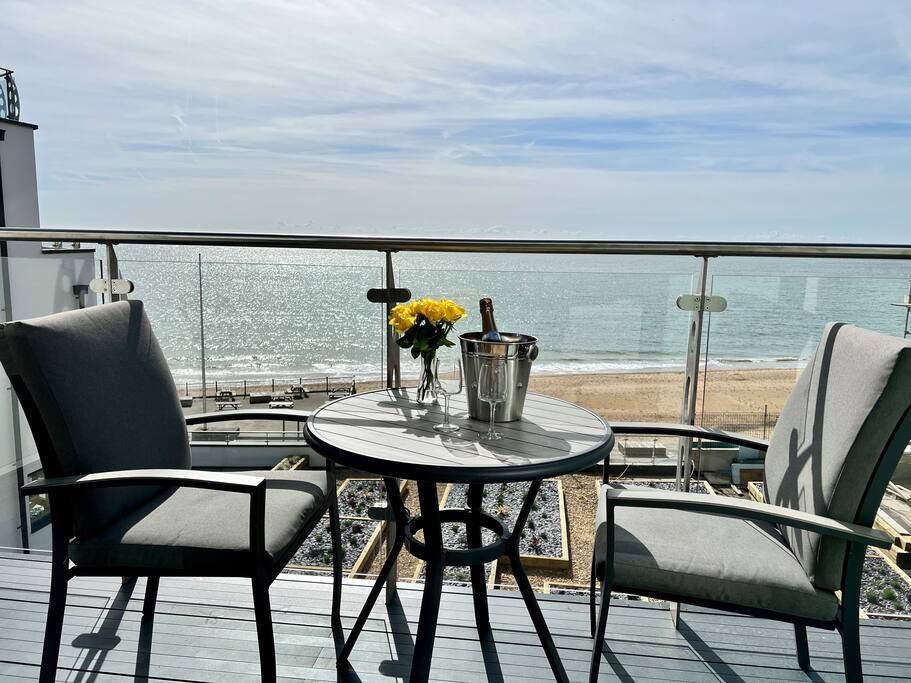 Sunny 2-bed apt / sea views / off street parking