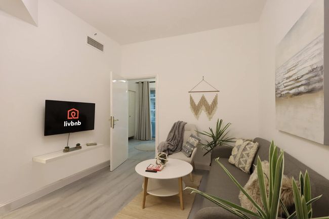 Chic 1BR | Walk to Metro | Skyline Views | Marina