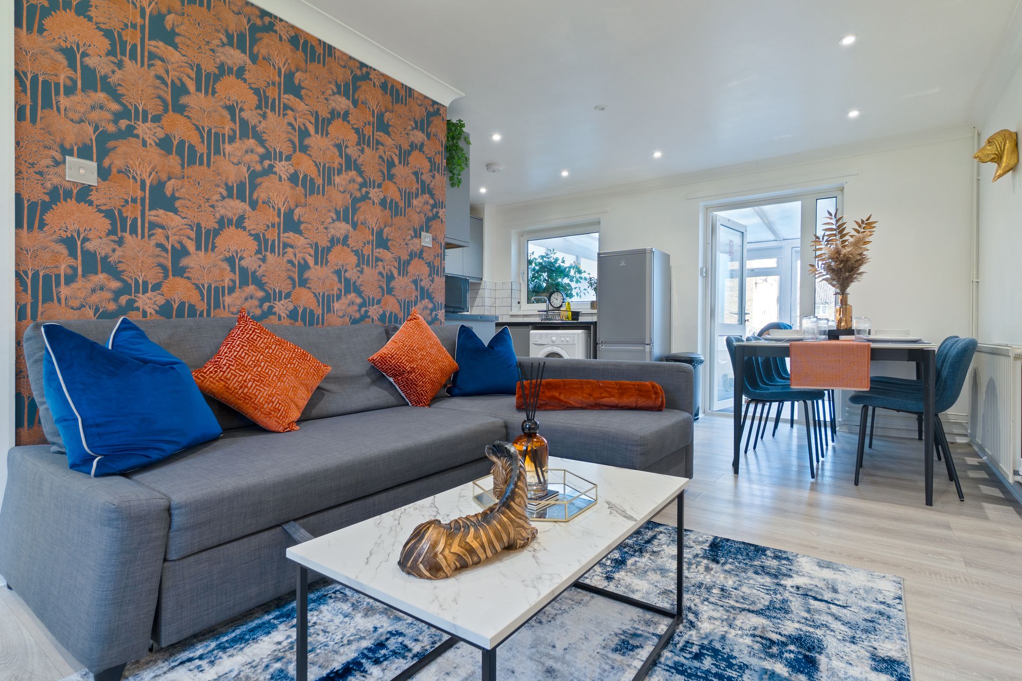 Modern 2-Bed House w/ Parking - Work & Comfort