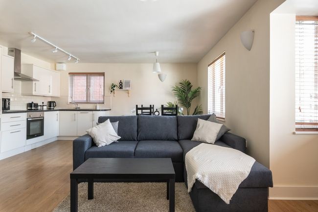 Spacious 2BR Flat • 2 Free Parking Spaces • Near LGW Airport