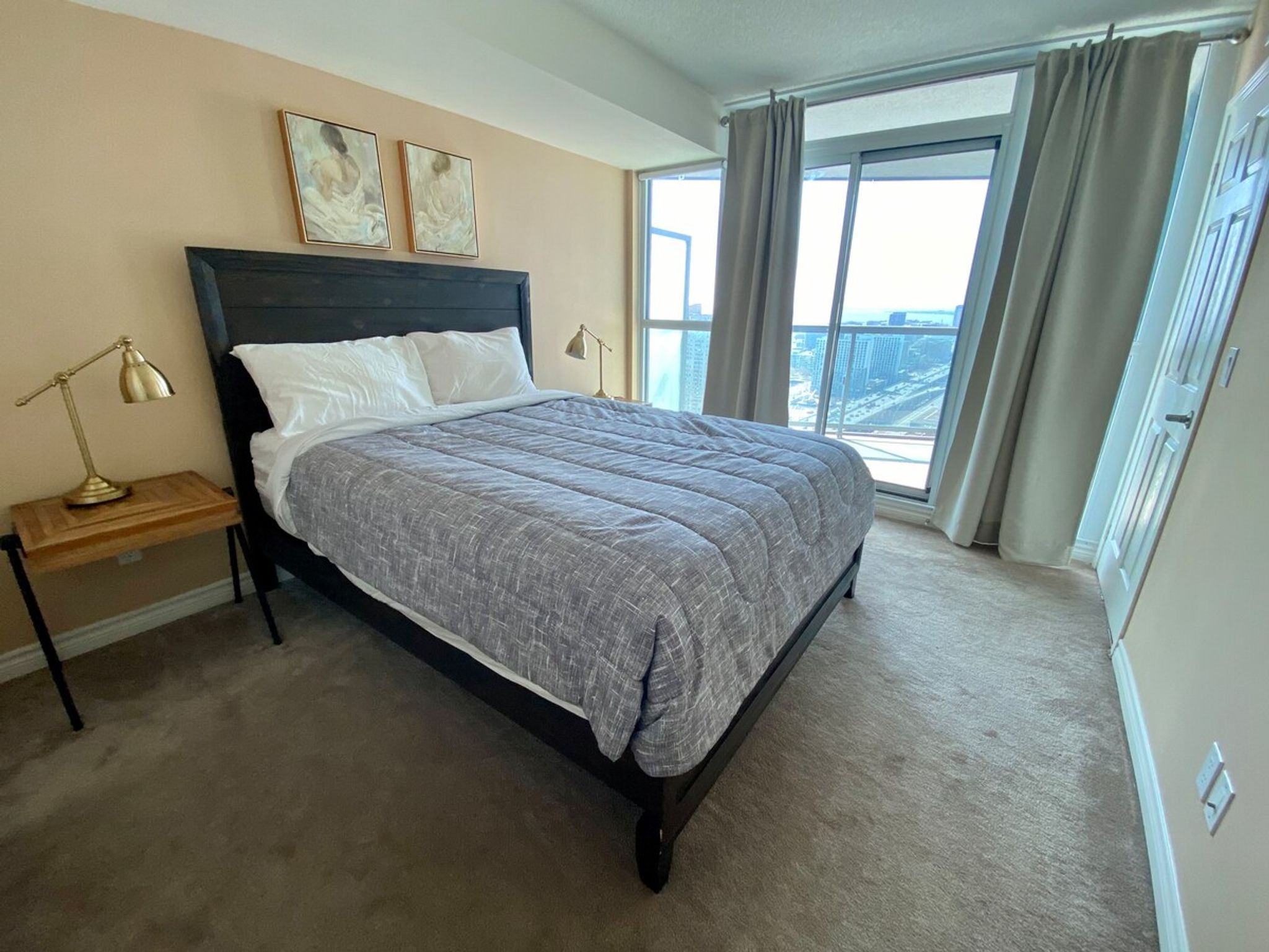 Stylish 1 Bedroom Condo with Unobstructed CN Tower View