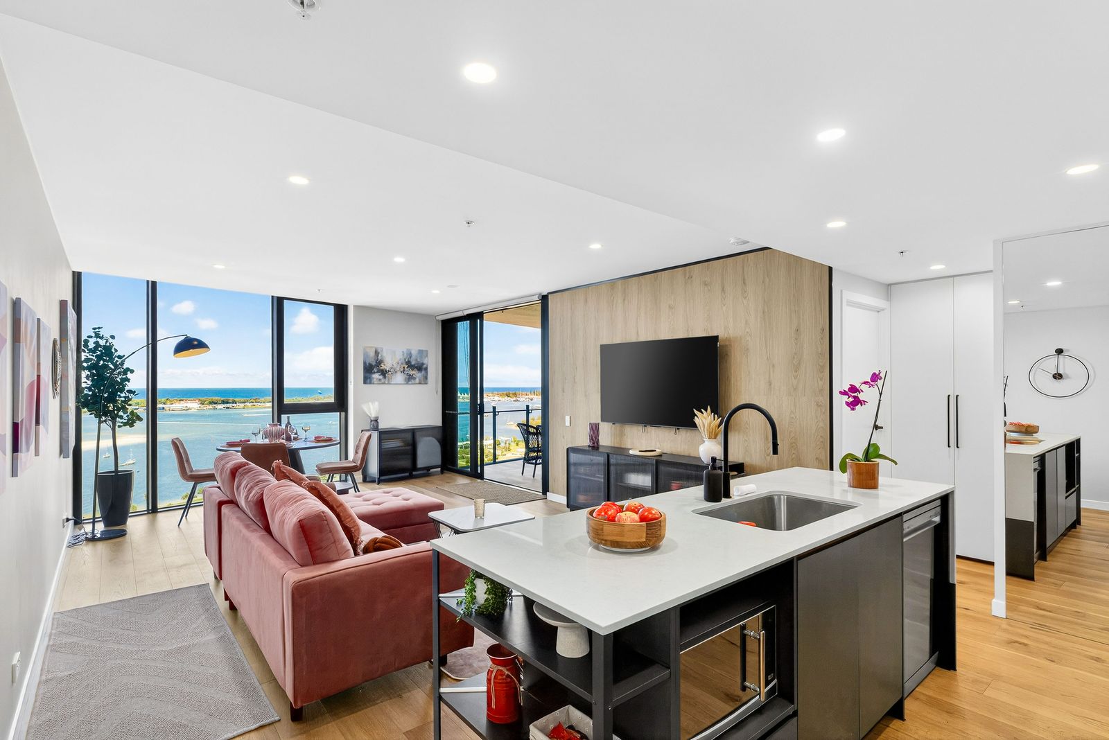 Broadwater & Ocean Views 2BR Apartment Southport