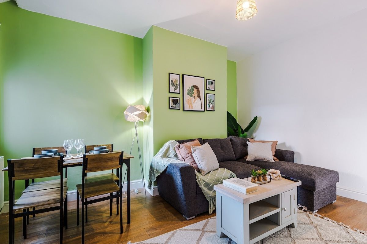 Stylish 3 bedroom home - FREE parking & sleeps 8