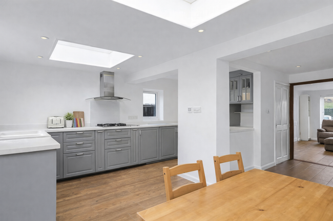 3 Bedroom House with Parking near John Radcliffe Hospital – Headington