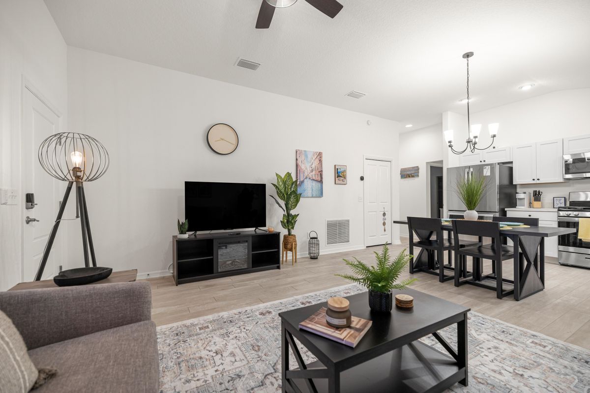 2BR · 2 Bath · Golf Cart · Mins to Eastport Sq — photo 6