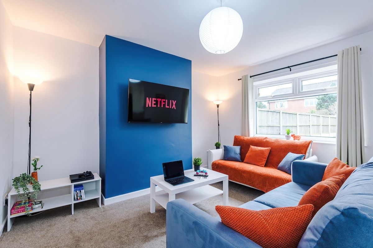 *NEW* Snug 3BR House | FREE Parking | PS4 | Wi-Fi