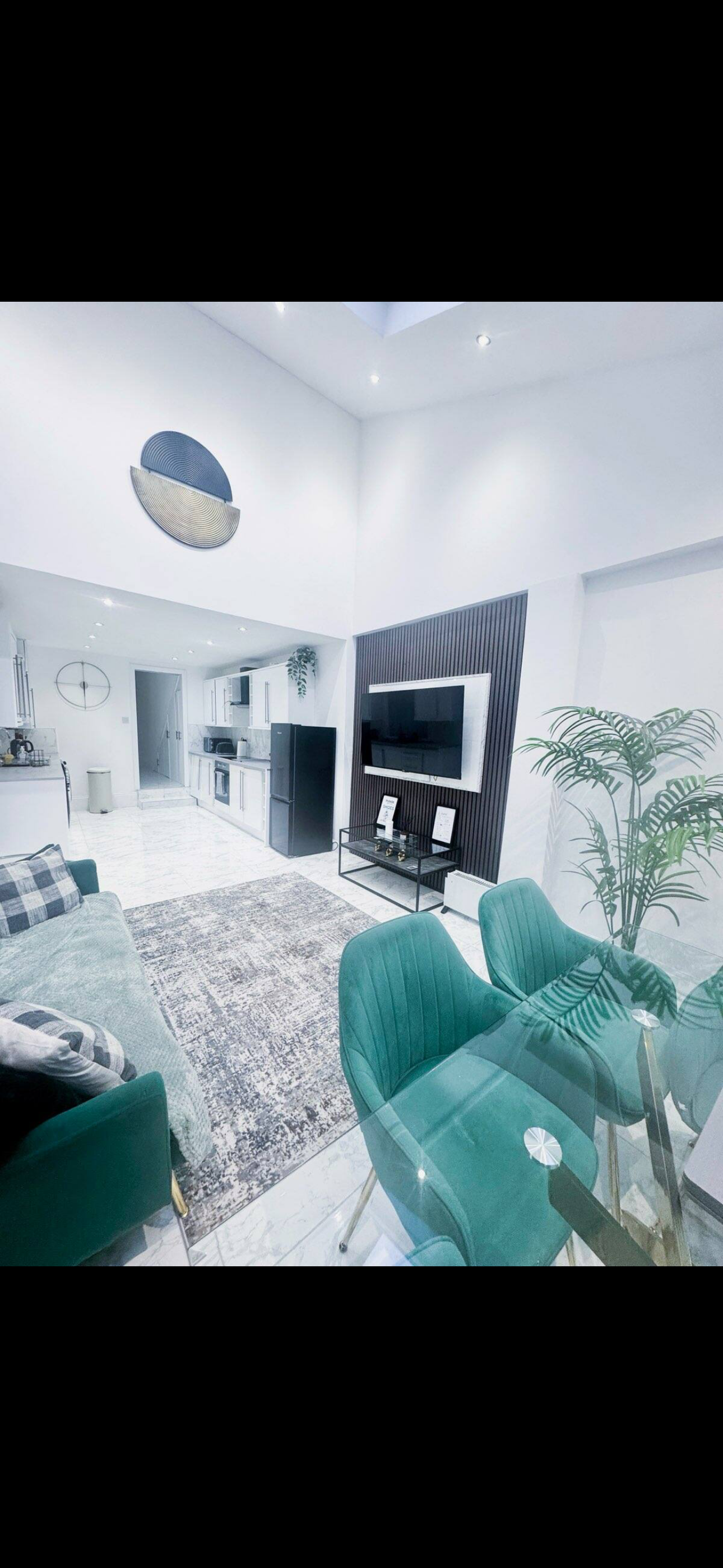 Modern Luxury 2 bed + Rear Private Summerhouse/Studio| Parking