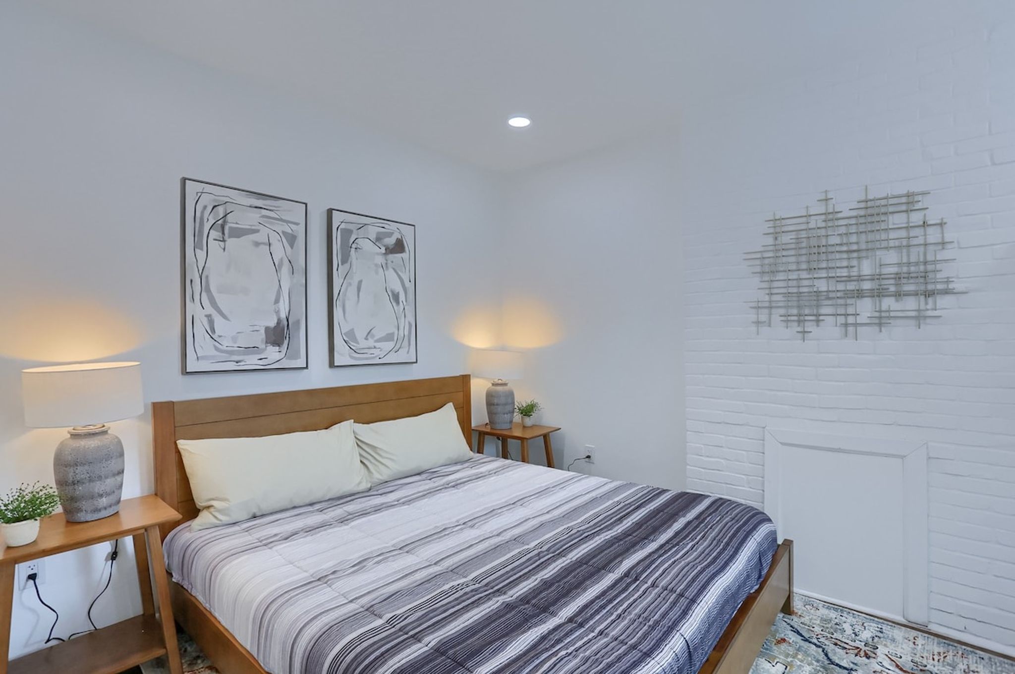 Modern & Stylish 2 Bdrm Apt in Pittsburgh w/Prkg