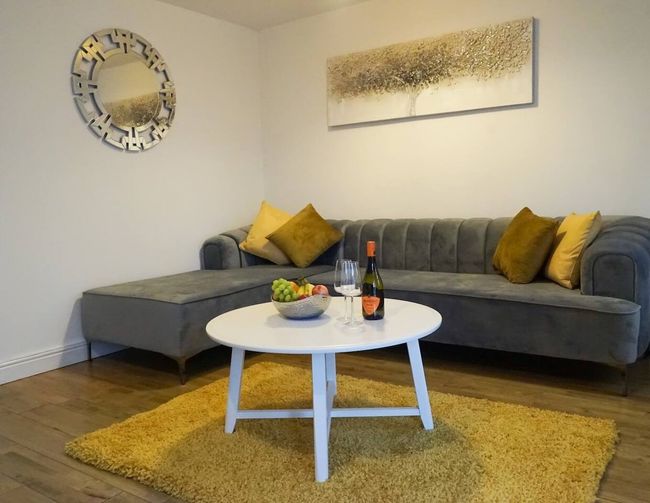 5 Bed House, Close to Airport & NEC, Contractors