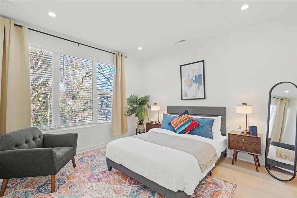 Serene Private Room with Bath near Queens U