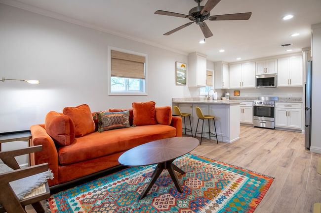 The Square Unit 1, Cozy 1 BR by VelvetDitchVillas