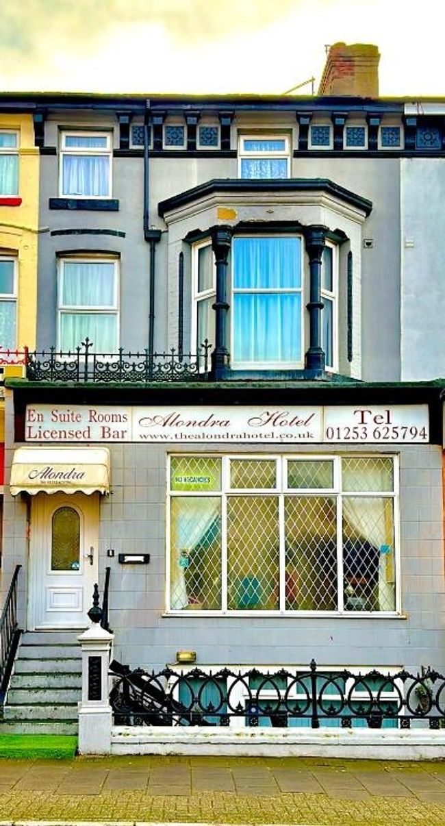 Entire Alondra Hotel Sleeps 28 with En-suite Rooms