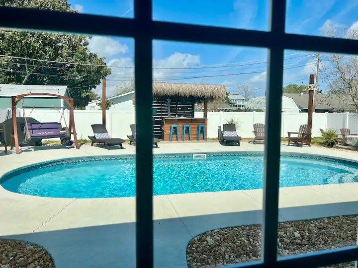 The Oasis - Heated POOL - Tiki Bar - Beach Life!