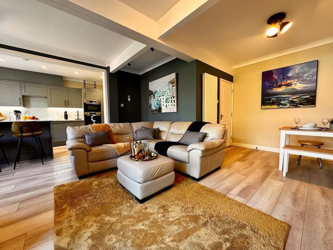 Stunning 3-Bed Home - 5 mins 2 Beach +Free Parking