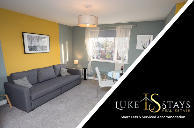 Luke Stays - Front Street