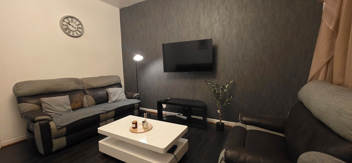 2 BR House, Sleeps 6, Oldham