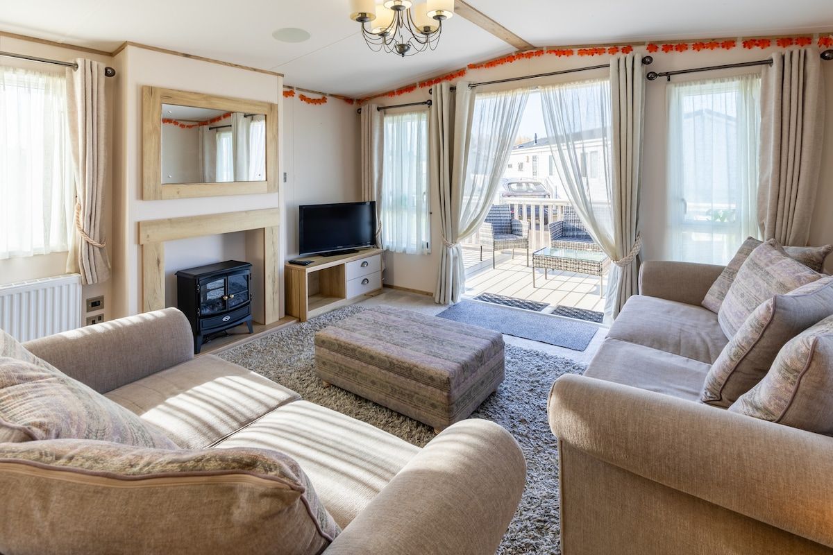 Stylish 2BR Caravan | Walk to Beach