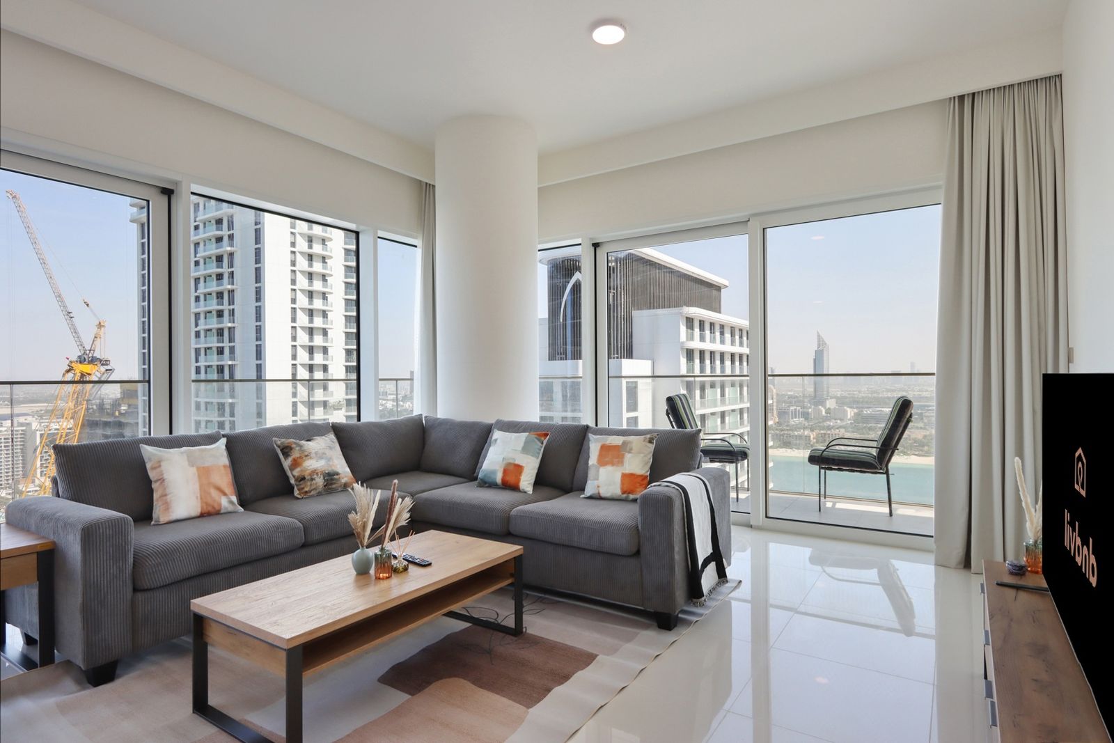 2B Beachfront with Harbour Views and  Beach Access