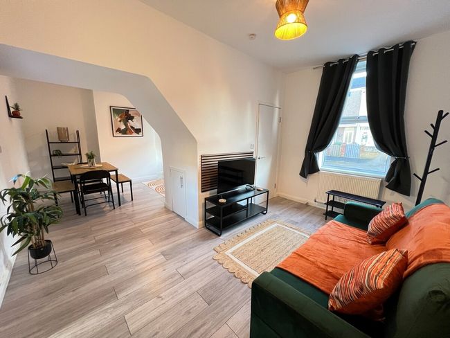 Homey Grimsby Sleeps 7 with Free Parking