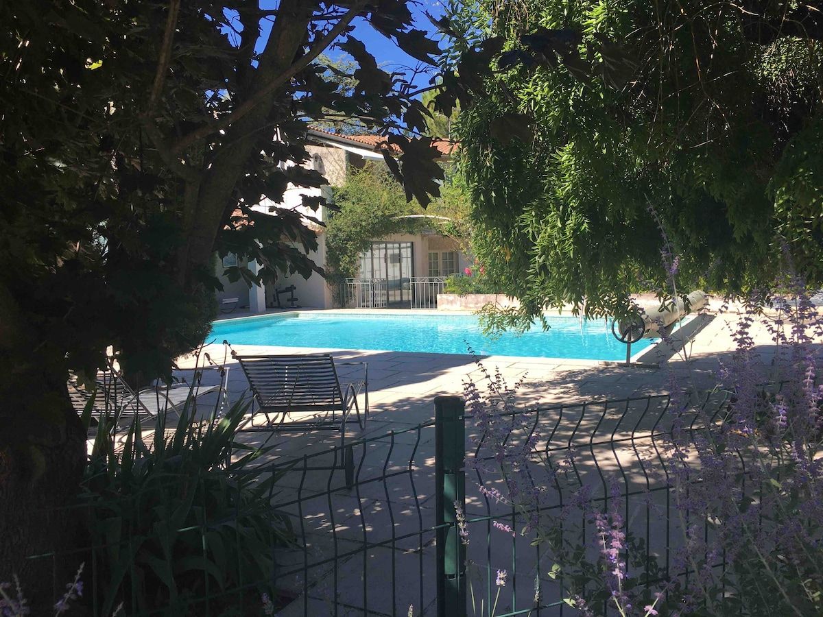 Magical apartment, sleeps 4, near Avignon