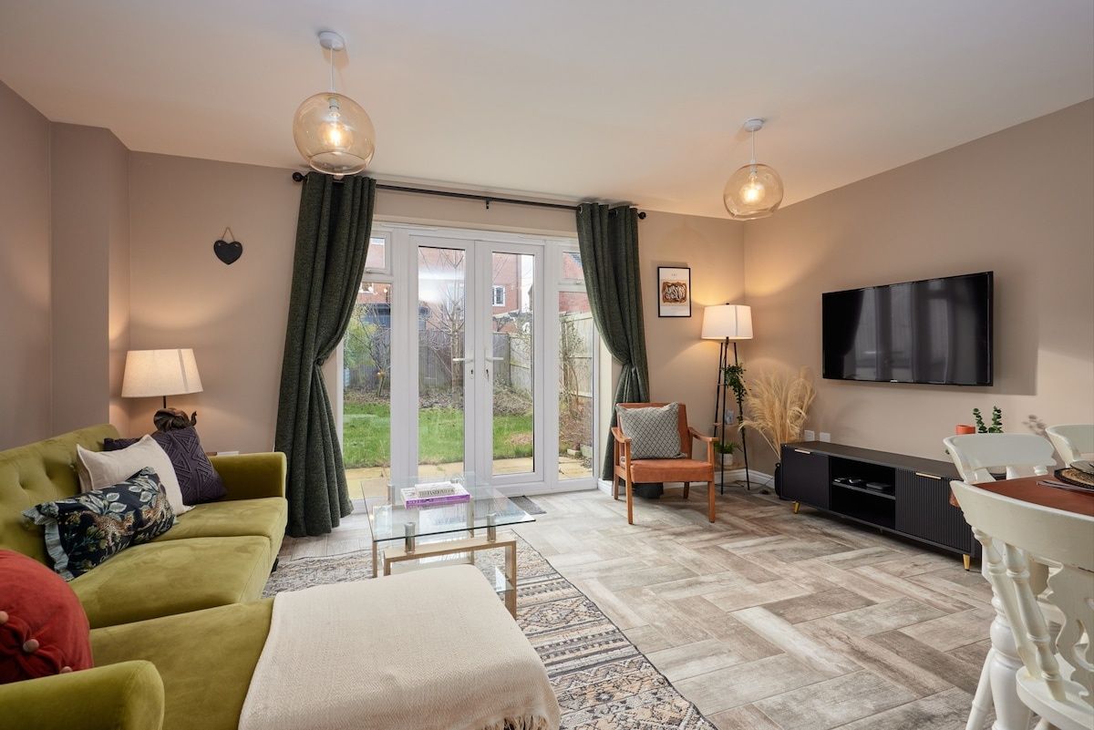 Homebird Property Short Lets Leeds - Honeybourne | City Haven | Private Garden