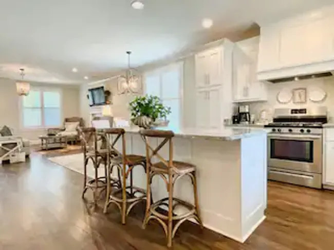 The Hughes, 3BR Timeless Stay by VelvetDitchVillas