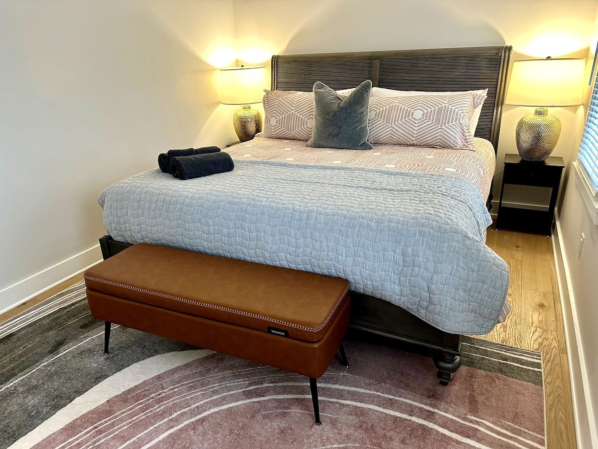 Mid Century Vibes - Modern Newly Rennovated! DT