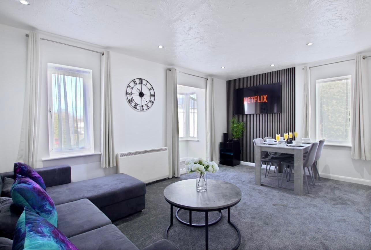 Stylish 2-Bed flat, fast Wi-Fi, Sky & free parking