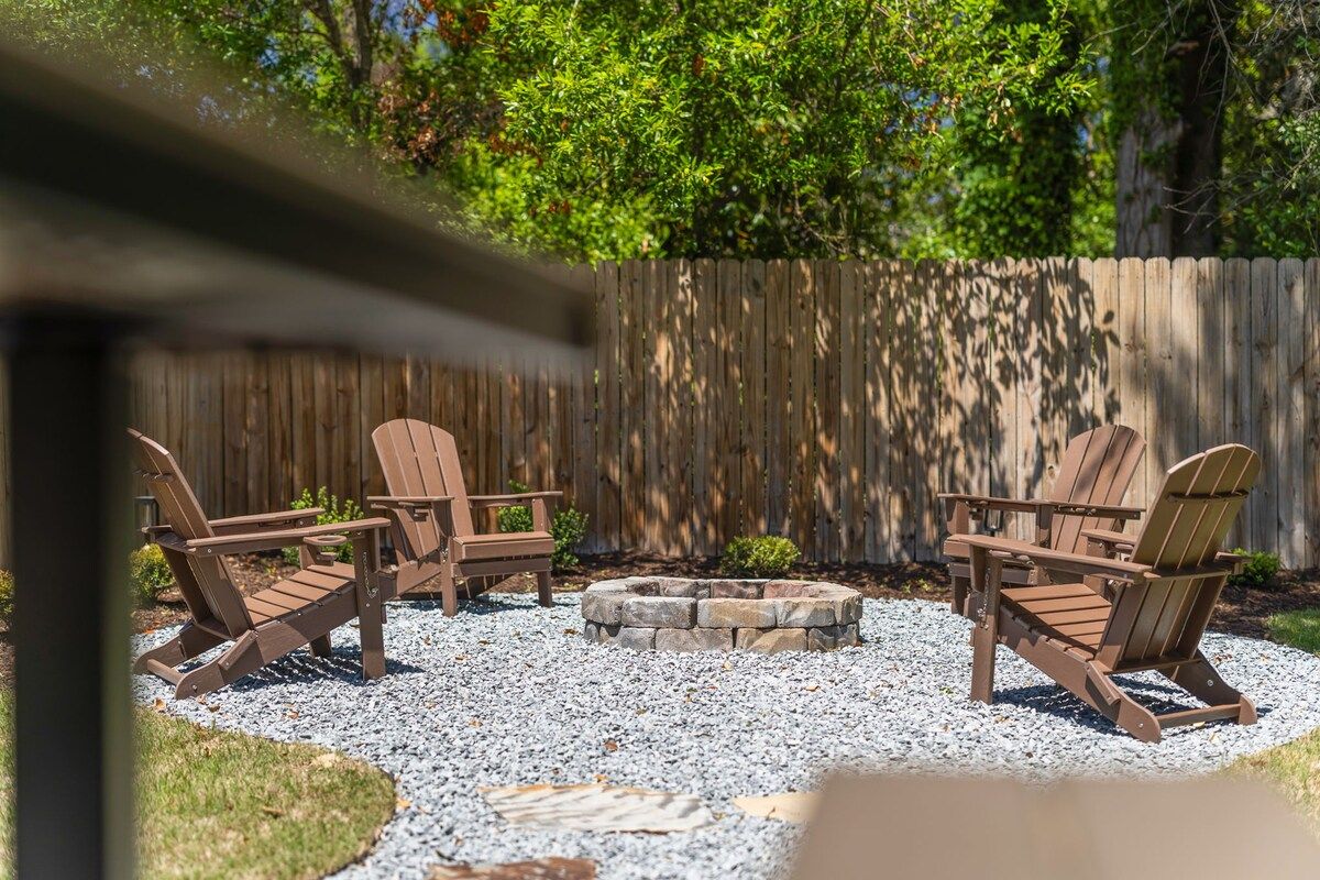 Beehive Bungalow | Firepit | Downtown Wilmington