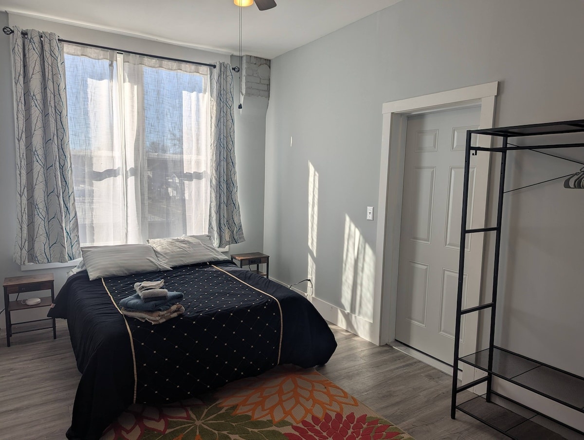 Private Queen Room with Free Laundry