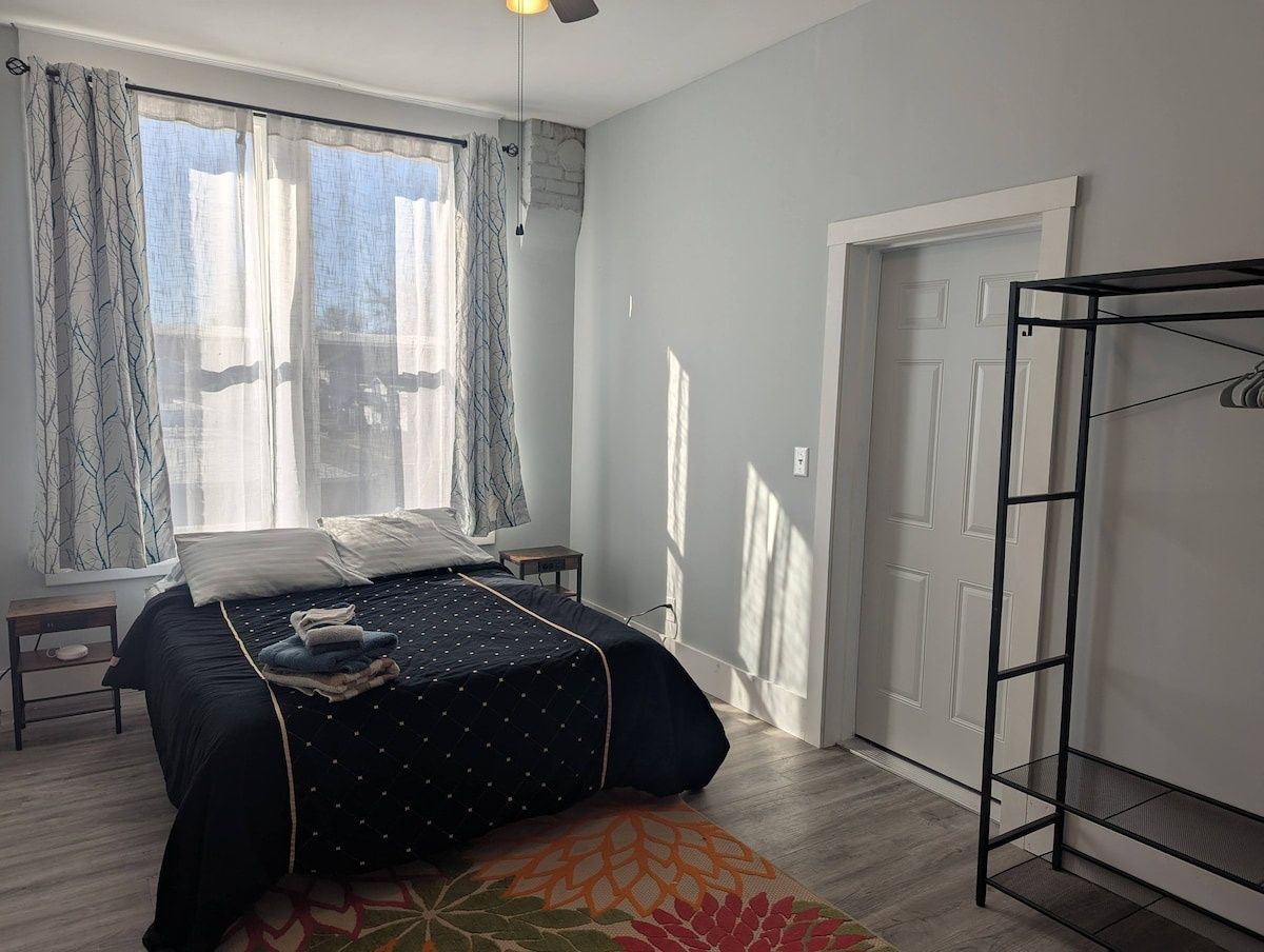 Private Queen Room with Free Laundry