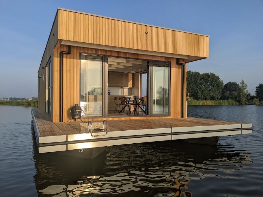 Houseboat 