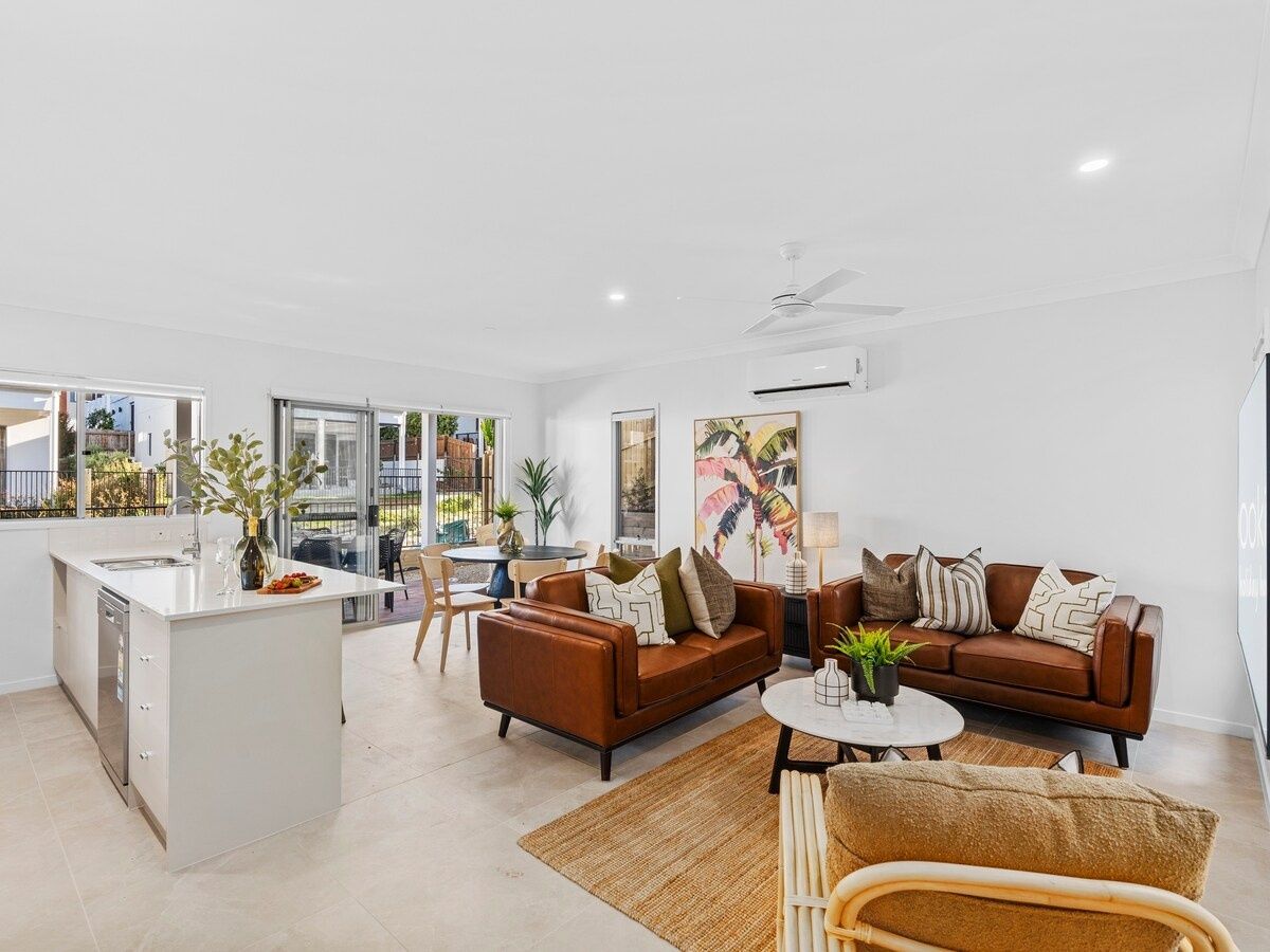 Dream World Escape 4BR Oxenford - Pool, Gym BBQ