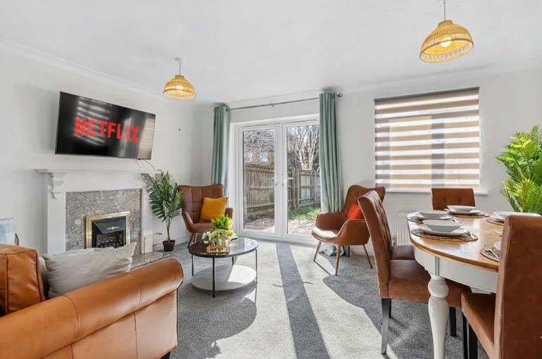 6PP3BR | FREE Parking |WiFi | TV each Bedroom|Large Garden|Swindon Accommodation