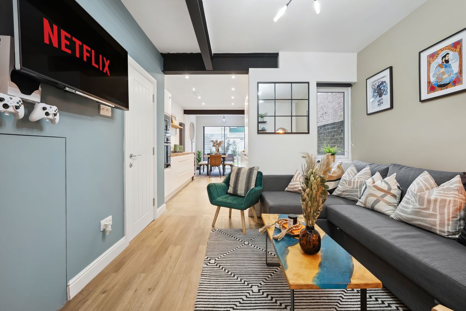 Pretoria View, A chic Spacious Southsea abode with BBQ Grill and Xbox, Sleeps up to 9 guests with Free Parking, Central Portsmouth