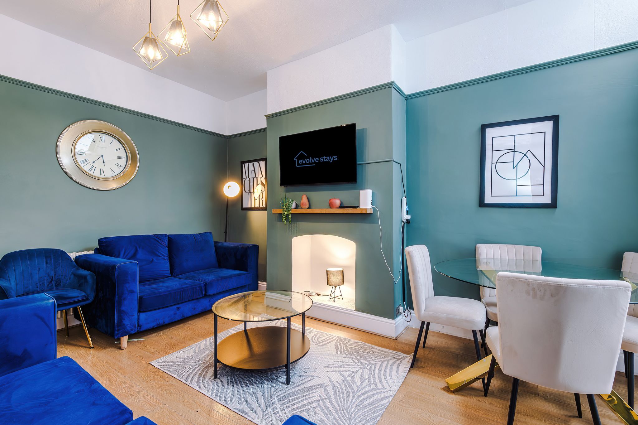 Spacious 4BD Home • Free Parking • Wi-Fi • Salford